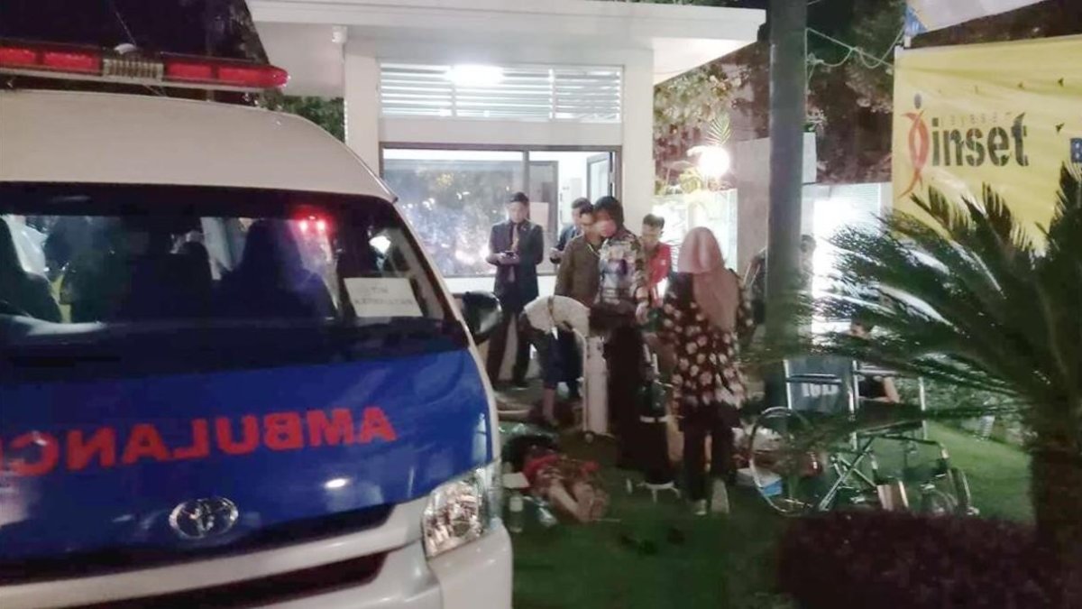 Una ambulancia junto a un hotel en la isla de Lombok.