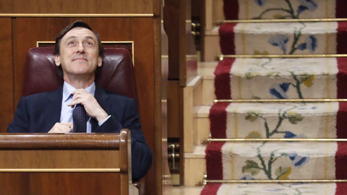 El portavoz del PP en el Congreso, Rafael Hernando, antes del inicio del pleno del Congreso. J. LIZON
