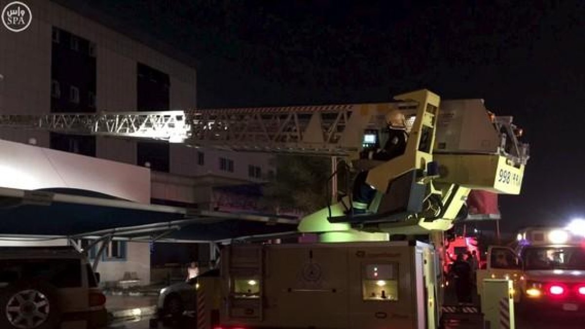 Miembros de la Defensa Civil saudí, este jueves, en el Hospital General de Jizan, al sudoeste del país.