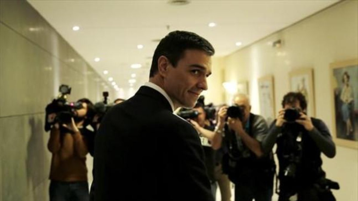 El secretario general del PSOE, Pedro Sánchez, ayer, en el Congreso, tras su entrevista con el Rey.