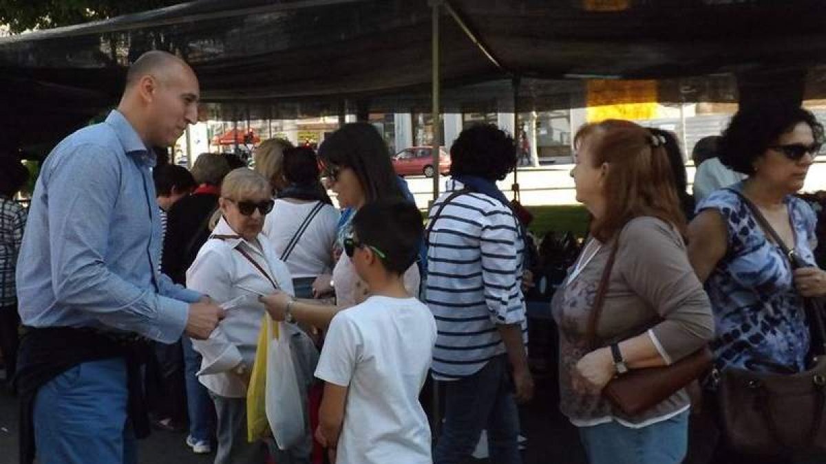 Diez estuvo ayer en el rastro, antes de ir a la Feria del Libro.