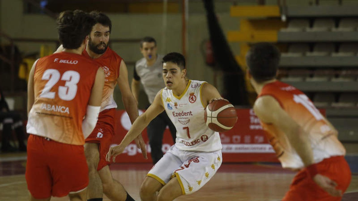 Giovanny conduce el balón en un lance del partido. FERNANDO OTERO
