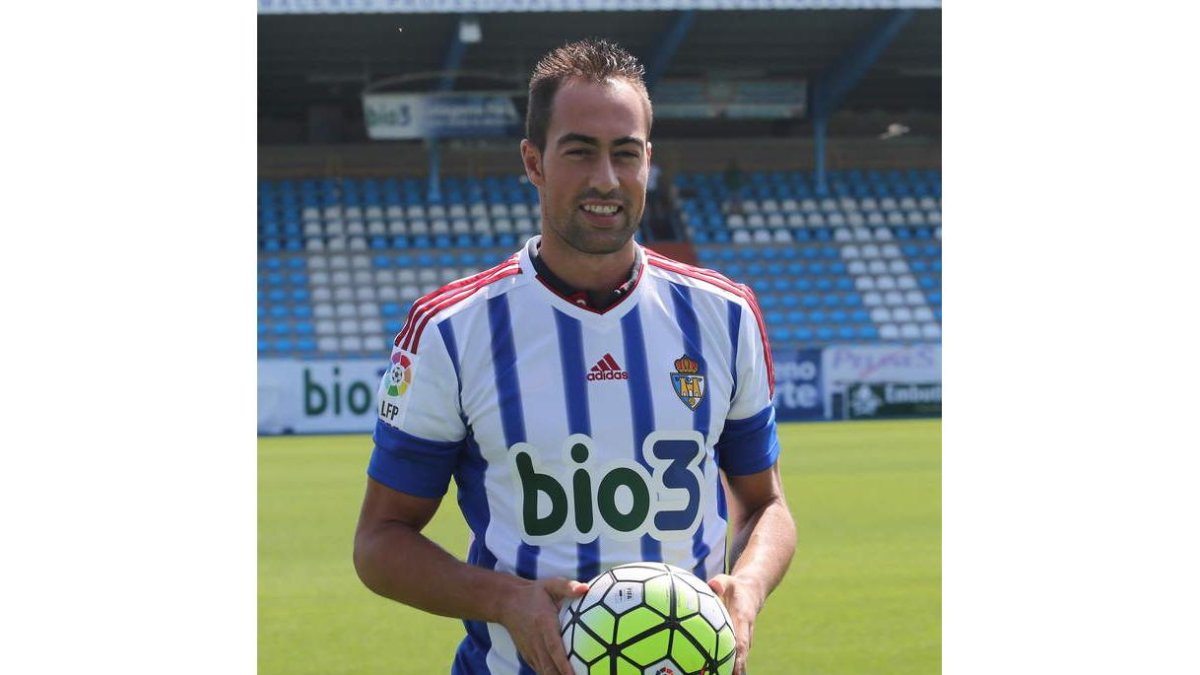 Lolo Pavón se enfundó por primera vez la nueva camiseta de la Deportiva en El Toralín