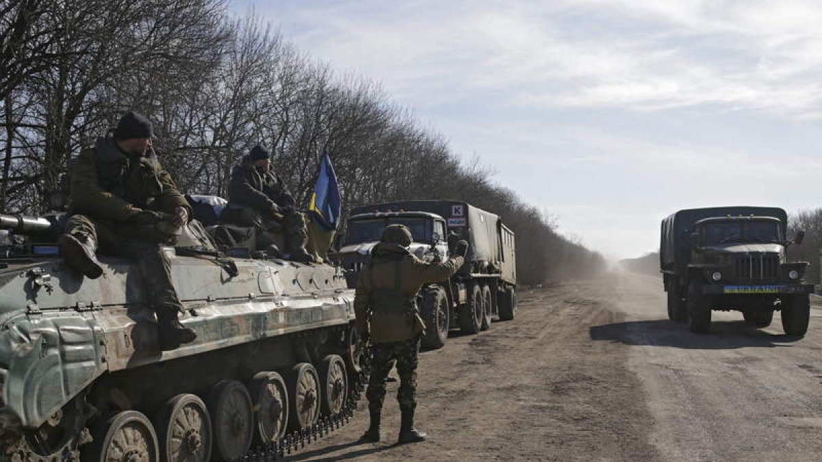 Soldados ucranianos descansan a las afueras de Artemivsk, cerca de Debáltsevo.