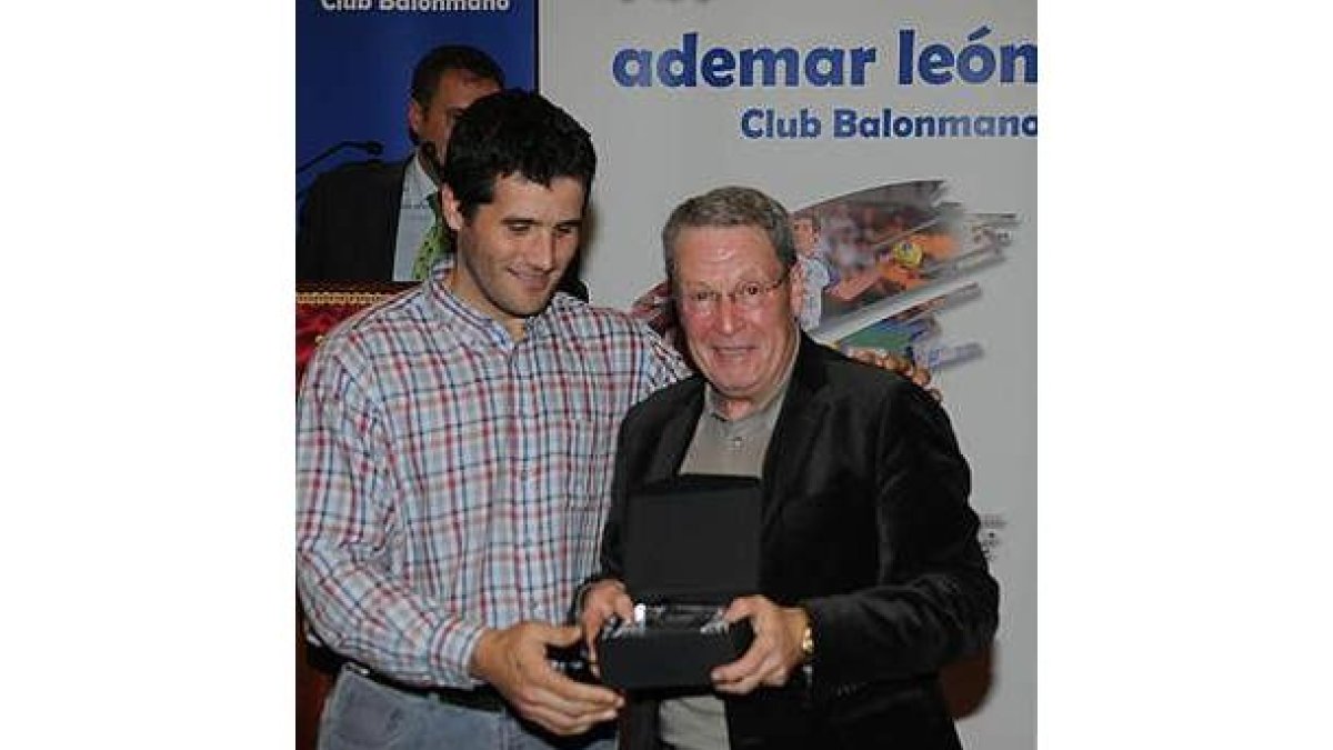 El capitán, Héctor Castresana, entrega la placa al delegado de campo del Ademar, Aventino Santos.