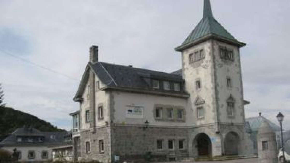 El parador de Pajares ha sido durante años un revulsivo turístico para el norte de León.