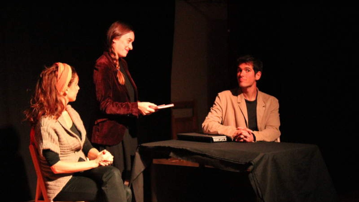 Una escena de la obra que hoy se representa en el Teatro San Francisco para sensibilizar en salud mental. DL