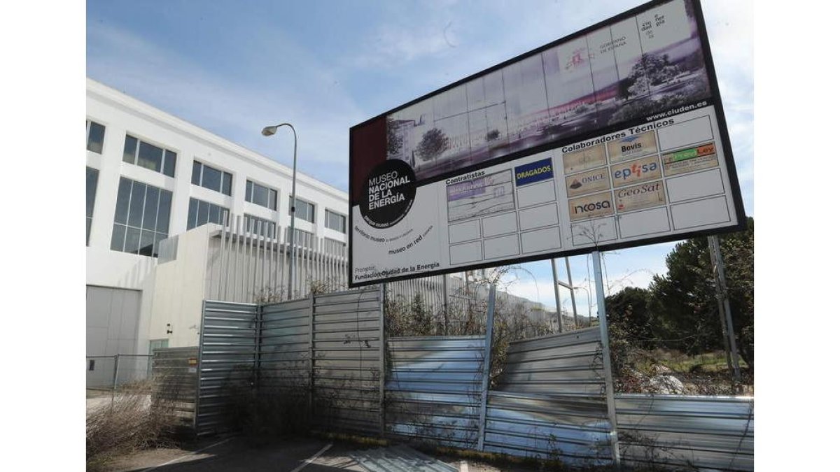 Estado de abandono que ofrece ahora el futuro Museo Nacional de la Energía de Ponferrada. L. DE LA MATA