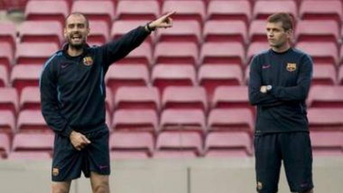 El técnico del FC Barcelona, Josep Guardiola, junto al segundo entrenador, Tito Vilanova.