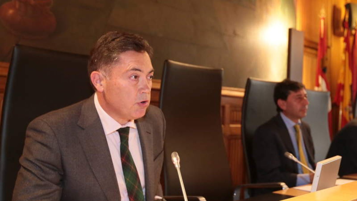 Marcos Martínez Barazón, la silla vacía de Isabel Carrasco y Jaime González, ayer en el pleno.