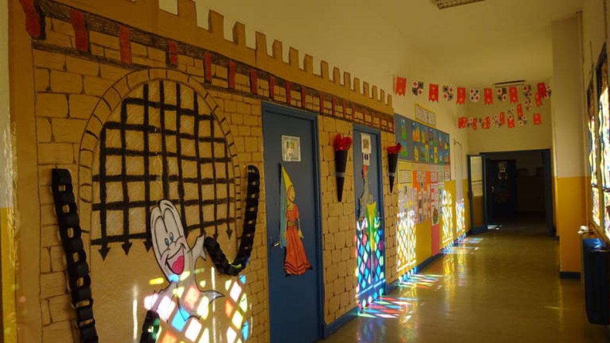 Uno de los pasillos del CEIP Anejas de León decorado como una ciudad de la Edad Media