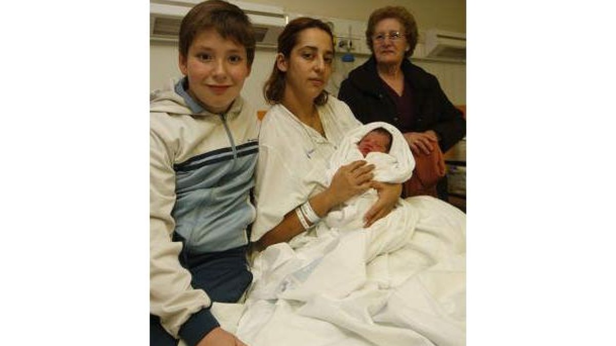 Ariadna, junto a su madre y otros familiares.