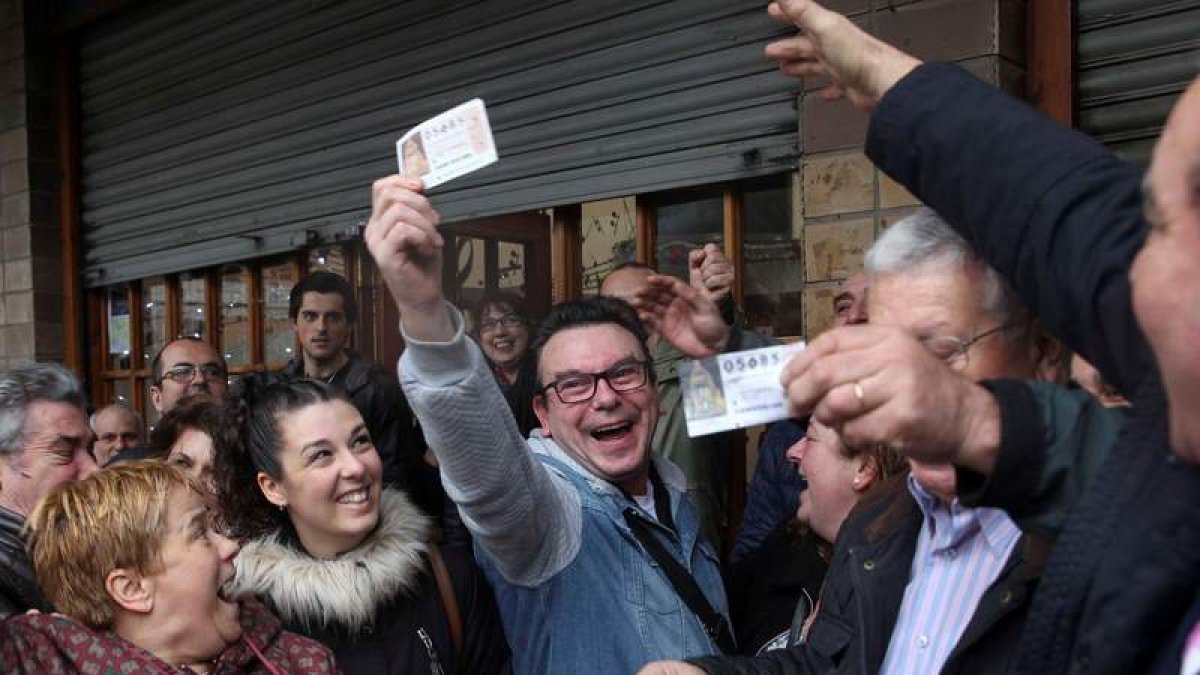 Los agraciados celebran el premio en Bilbao. MIGUEL TOÑA