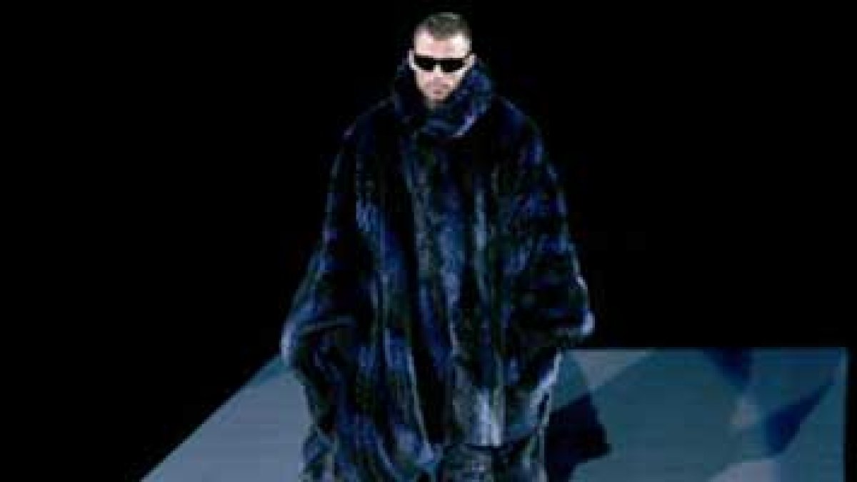 Un modelo luce una creación del diseñador italiano Giorgio Armani para la temporada otoño-invierno.