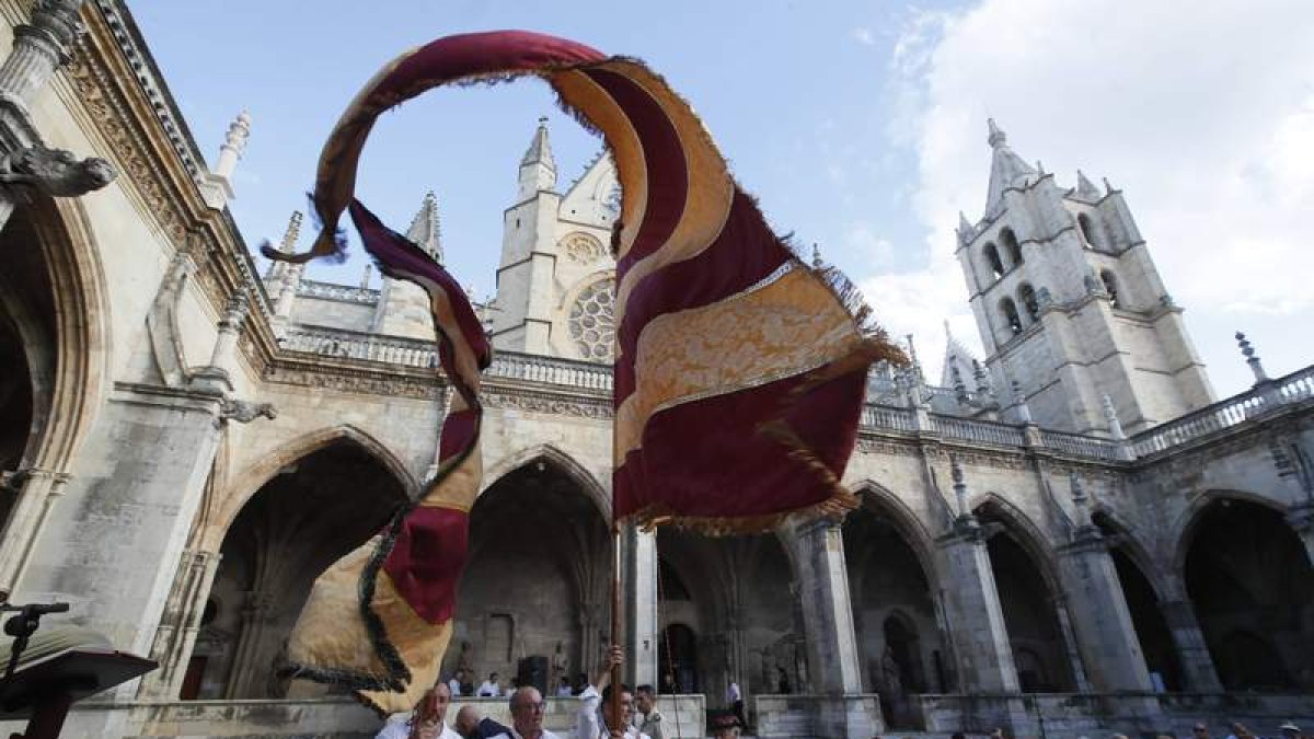 El Claustro de la Catedral acogió el acto organizado por la sociedad Sofcaple. RAMIRO