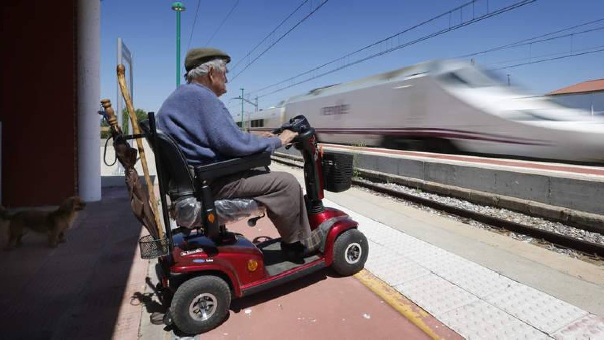 El apeadero y los andenes de Barrientos están nuevos y son accesibles, pero no hay pasajeros que los usen porque los trenes paran a horas intempestivas.