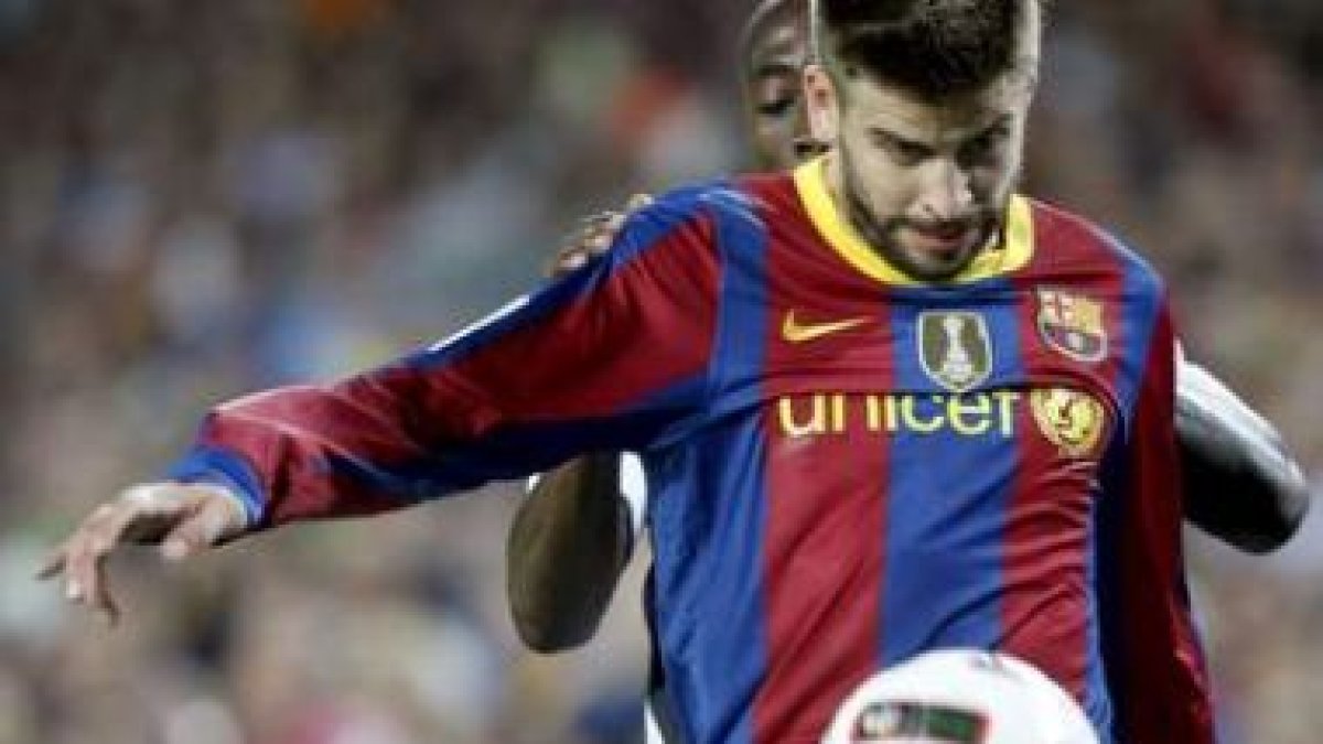 Piqué trata de controlar el balón ante un rival. El barcelonista no pudo evitar que el Mallorca se l