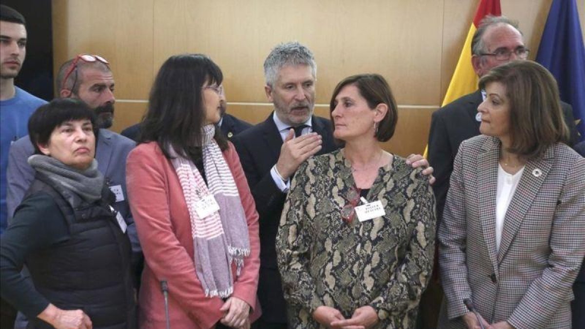El Ministro de Interior Fernando Grande-Marlaska durante la foto de familia que se hizo junto a familiares y representantes de asociaciones de personas desaparecidas.