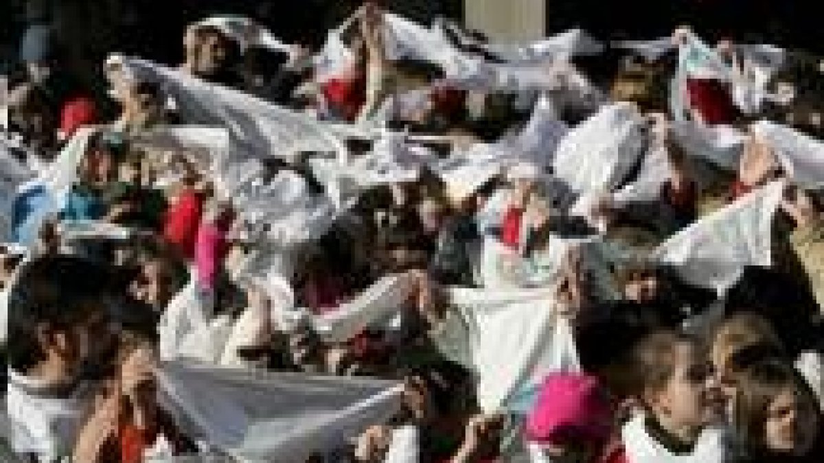 Cerca de dos mil niños leoneses se reunieron en el Día Mundial de la Paz el pasado mes de marzo