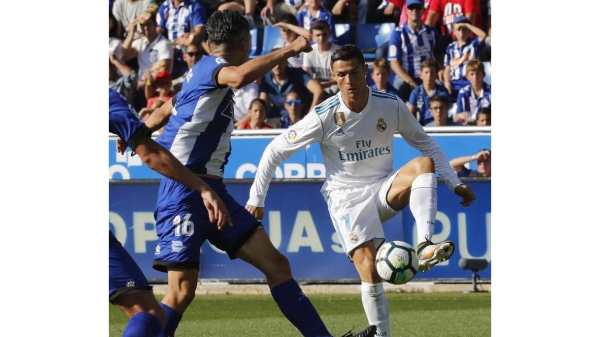 Cristiano Ronaldo lo intentó, pero se quedó sin marcar. AGUILAR