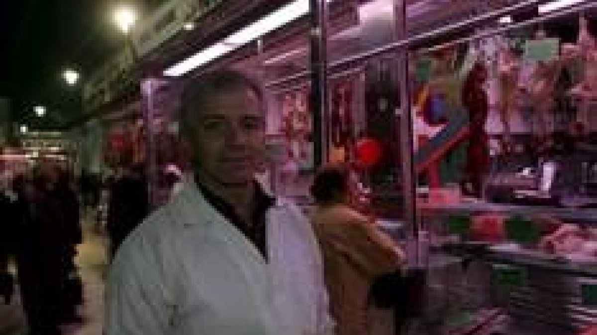 José Grande, portavoz de los comerciantes del mercado del Conde Luna, al lado de su puesto