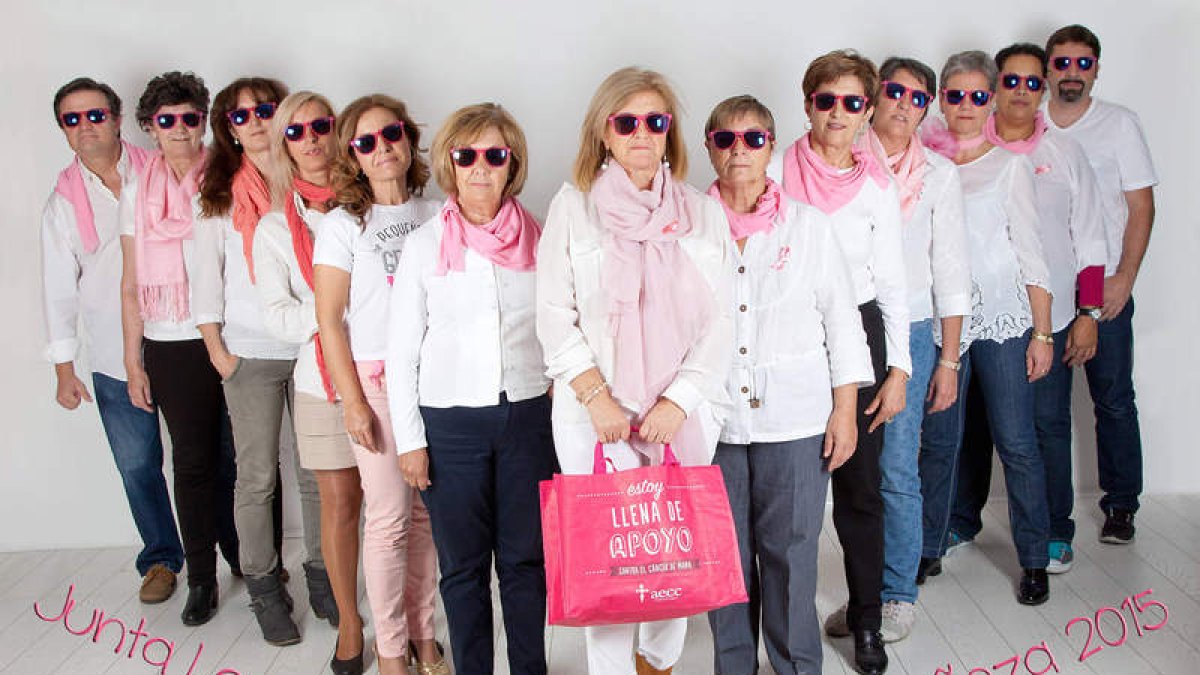 Los miembros de la junta local, con Mari Trini del Canto a la cabeza, posan lanzando un mensaje cargado de significado