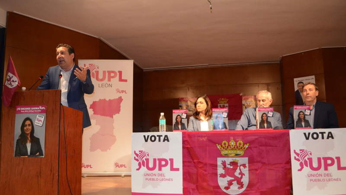 Luis Mariano Santos, durante su intervención ayer en Santa María del Páramo. MEDINA