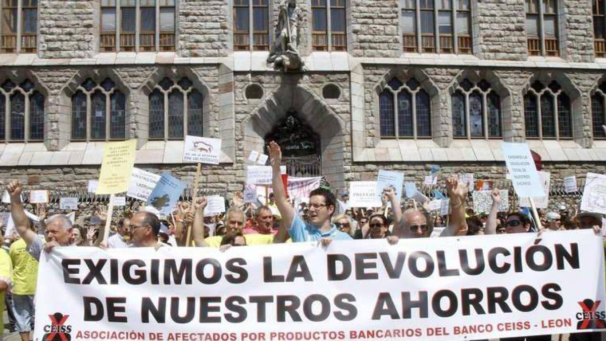 Una de las protestas de los afectados por las participaciones preferentes de Ceiss.