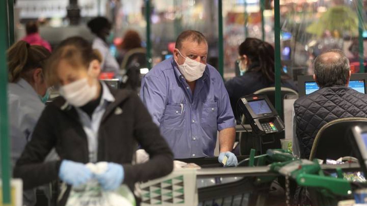 Varias personas hacen la compra en un supermercado en Madrid. RODRIGO JIMÉNEZ
