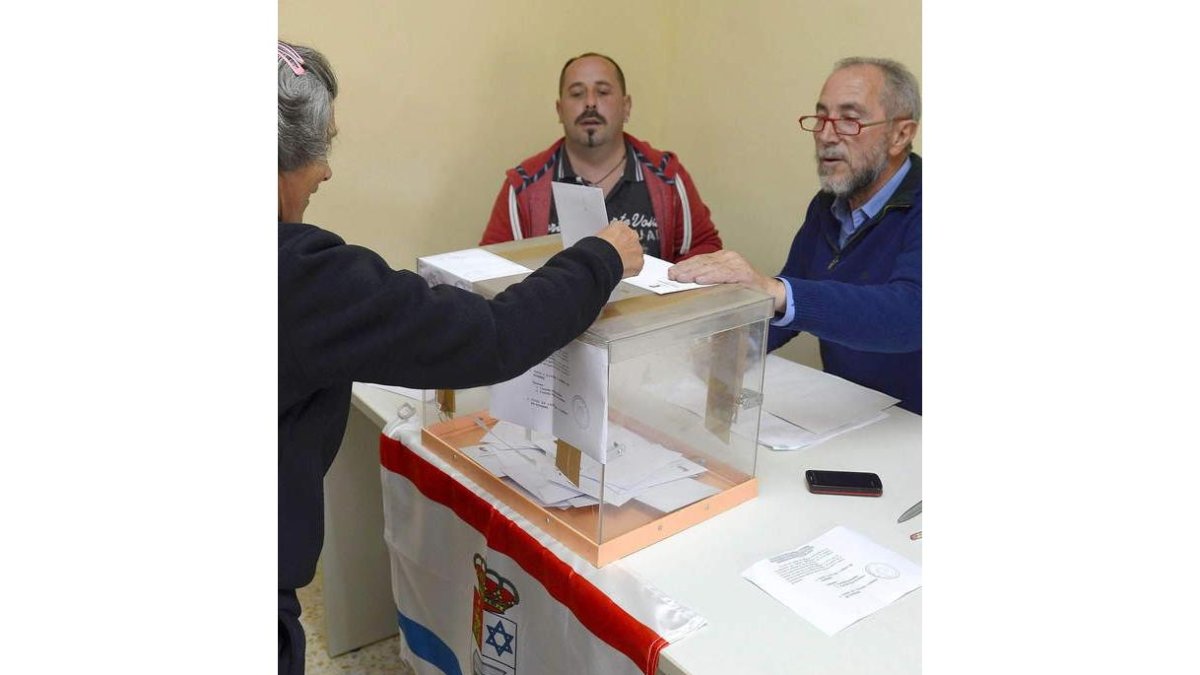 Una de las vecinas, al votar en el referéndum.