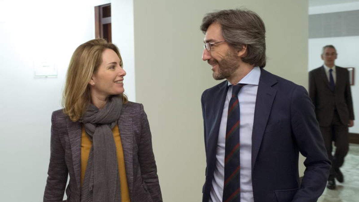 La presidenta del PP del País Vasco, Arantza Quiroga, acompañada por Iñaki Oyarzabal.