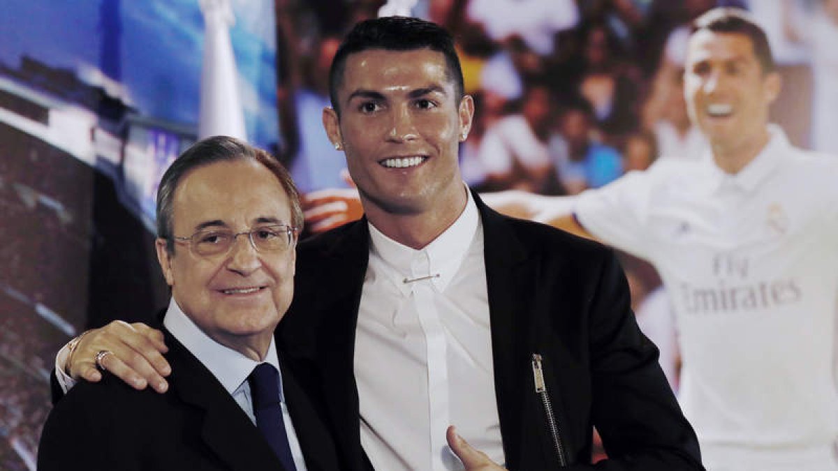 Cristiano Ronaldo acompañado por el presidente del club, Florentino Pérez, durante el acto de la firma de su renovación. SERGIO BARRENECHEA