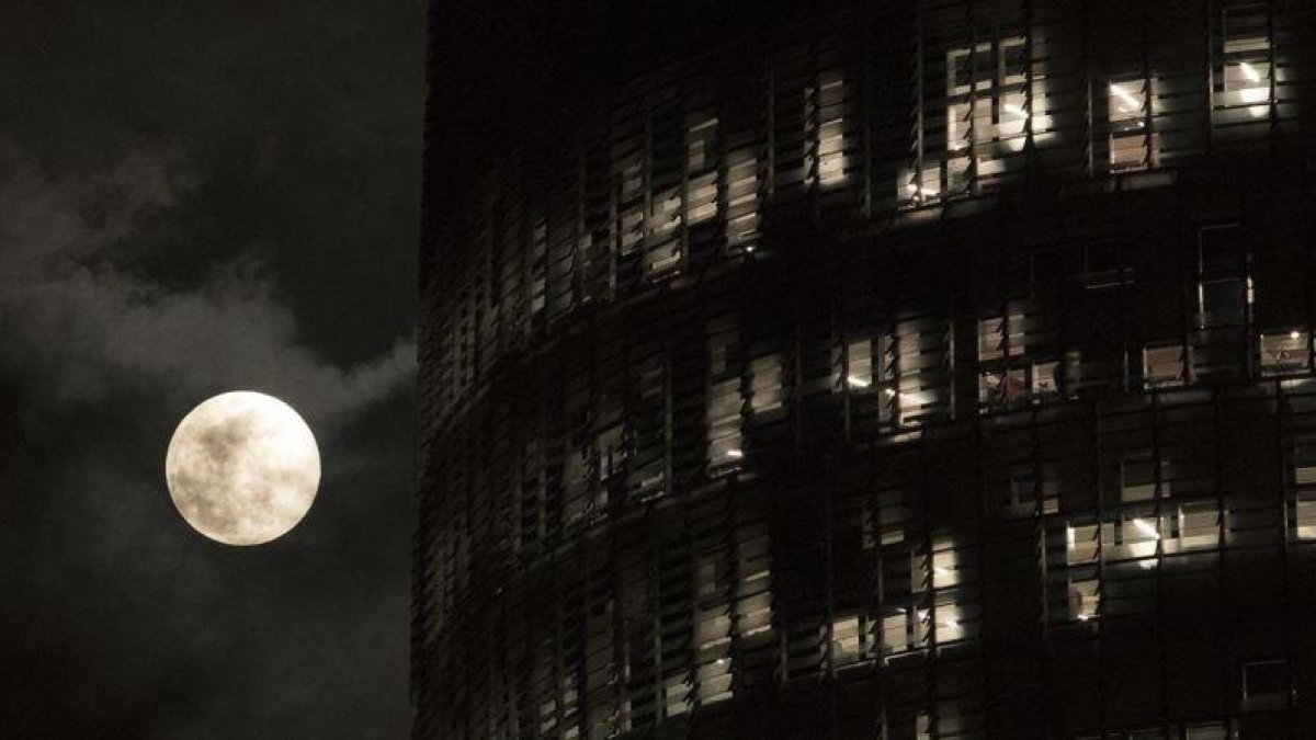 La superluna del pasado 19 de febrero, con la Torre Agbar al lado.