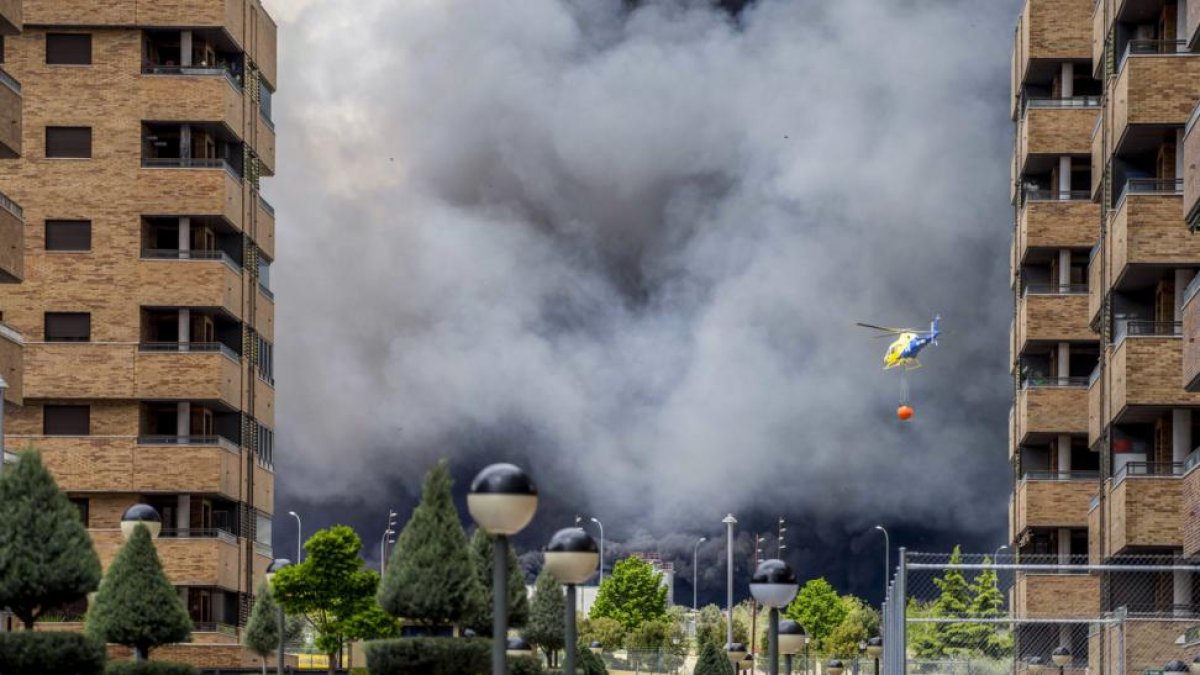 Columna de humo vista desde la urbanización El Quiñon, en Seseña.