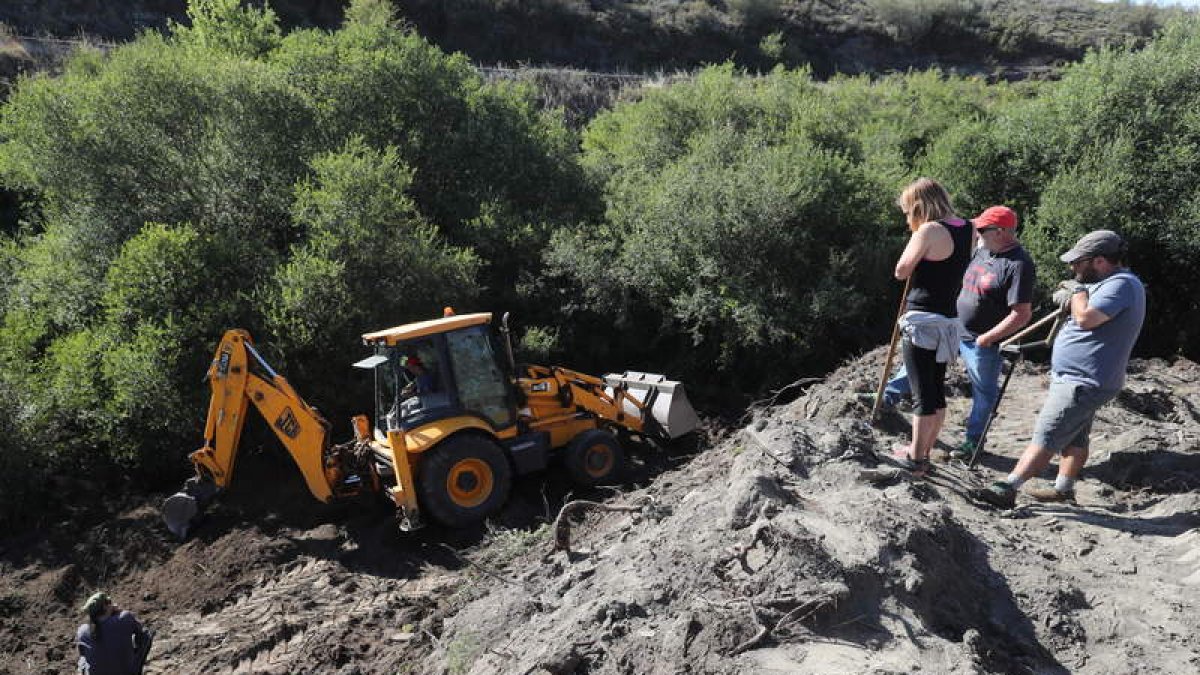 Desmonte en la margen derecha del arroyo de La Retuerta, en julio de 2017. L. DE LA MATA