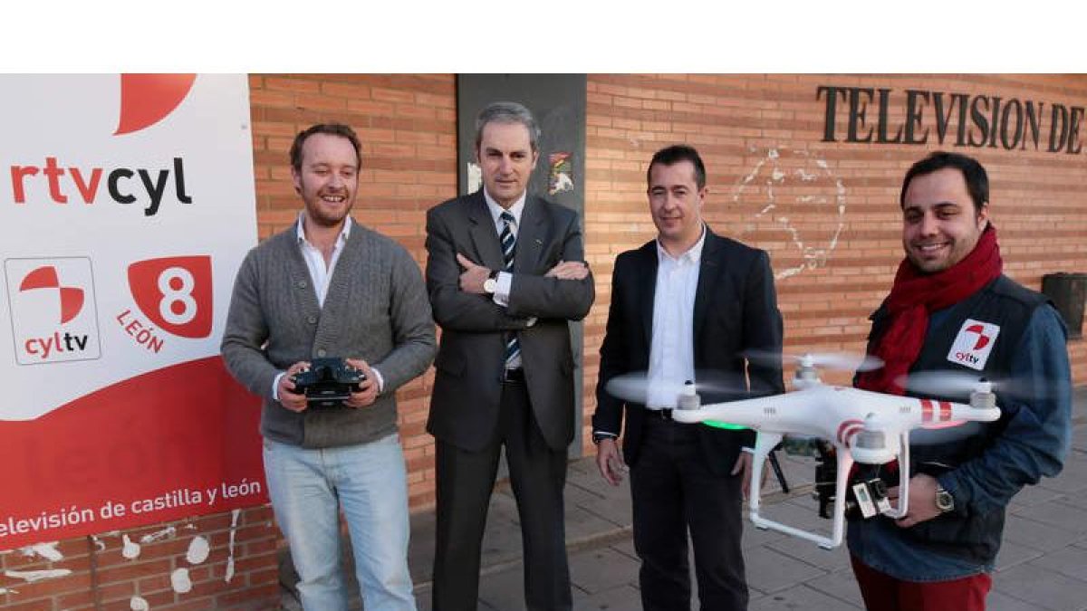 Dani Alfageme, Manuel Benavides, Juan Francisco Martín, director de Televisión de León, y Carlos Ochoa, con el drone.