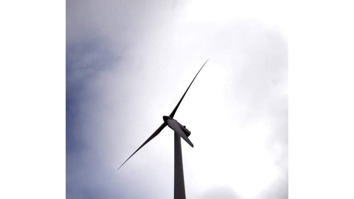 Aerogenerador del parque eólico en Lubián.