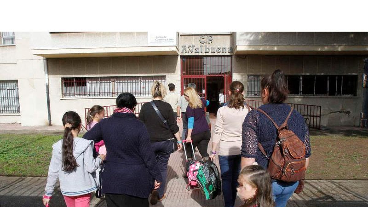 Padres y alumnos del colegio Antonio Valbuena se dirigen hacia el centro a la reunión convocada ayer por el Ampa .