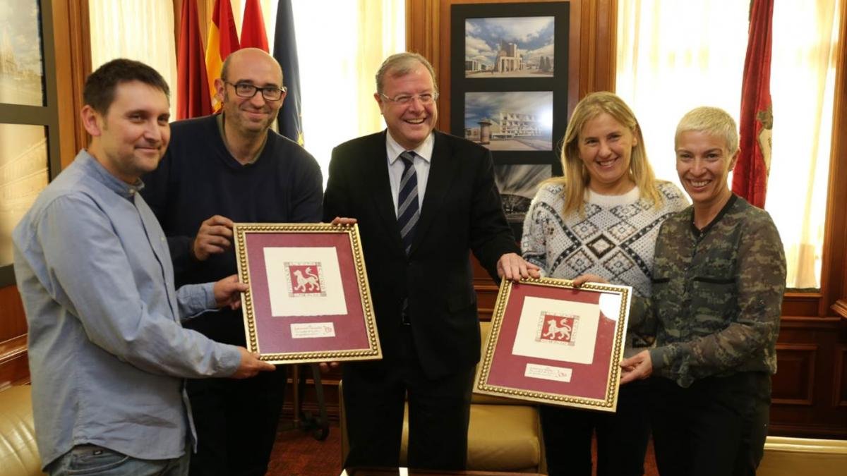Los galardonados posan con el alcalde, Antonio Silván.