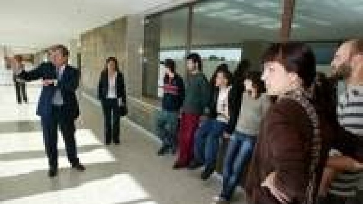 Fernández Santiago y alumnos de la Escuela de Arte de Valladolid