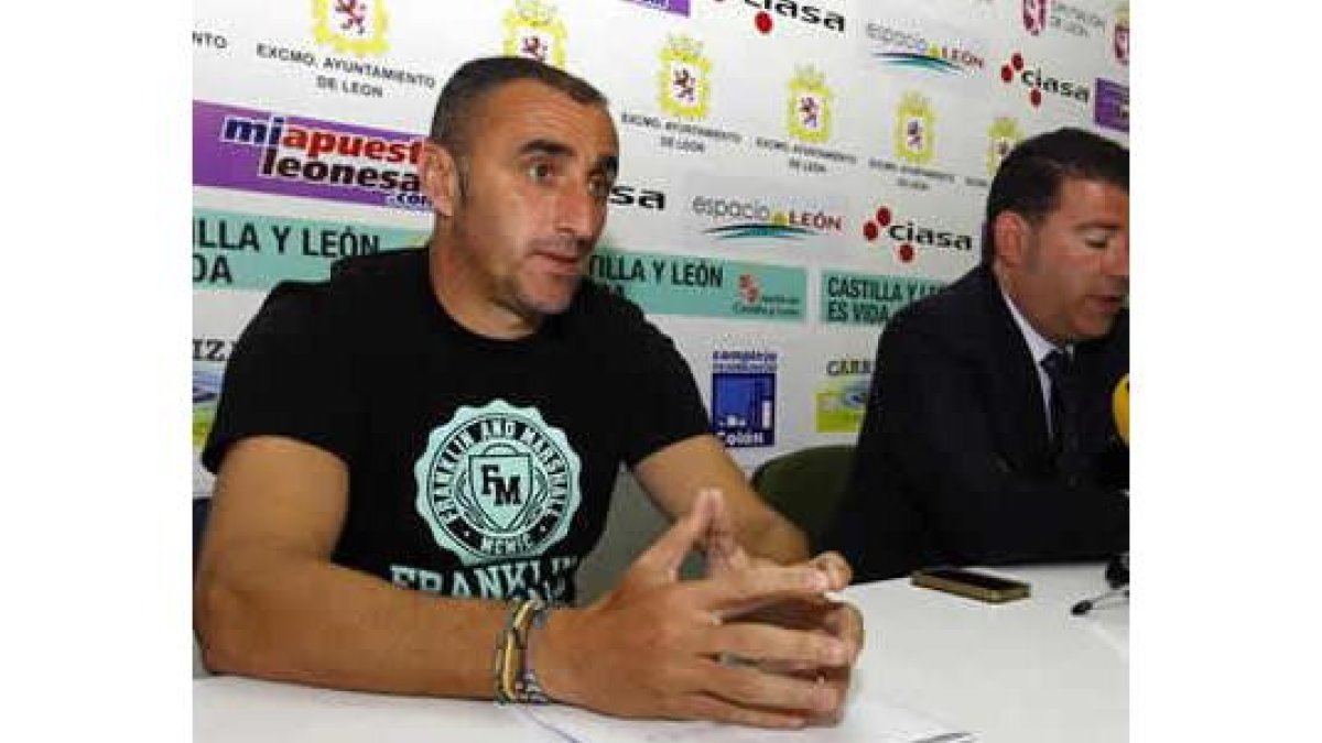 Luis Ballesteros en su presentación ayer junto a Baena.