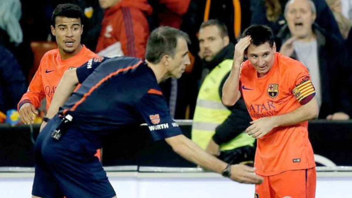 Leo Messi se lamenta tras recibir el impacto de una botella en Mestalla.