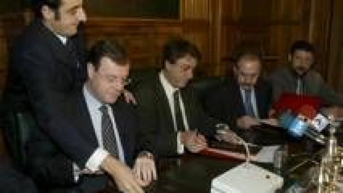 El consejero de Fomento y el presidente de la Diputación durante la firma del convenio