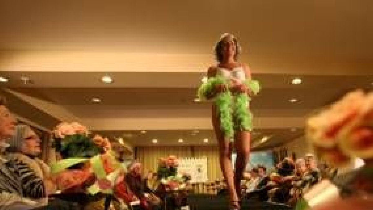 Un momento del desfile contra el cáncer de mama que se celebró ayer en el Parador de San Marcos