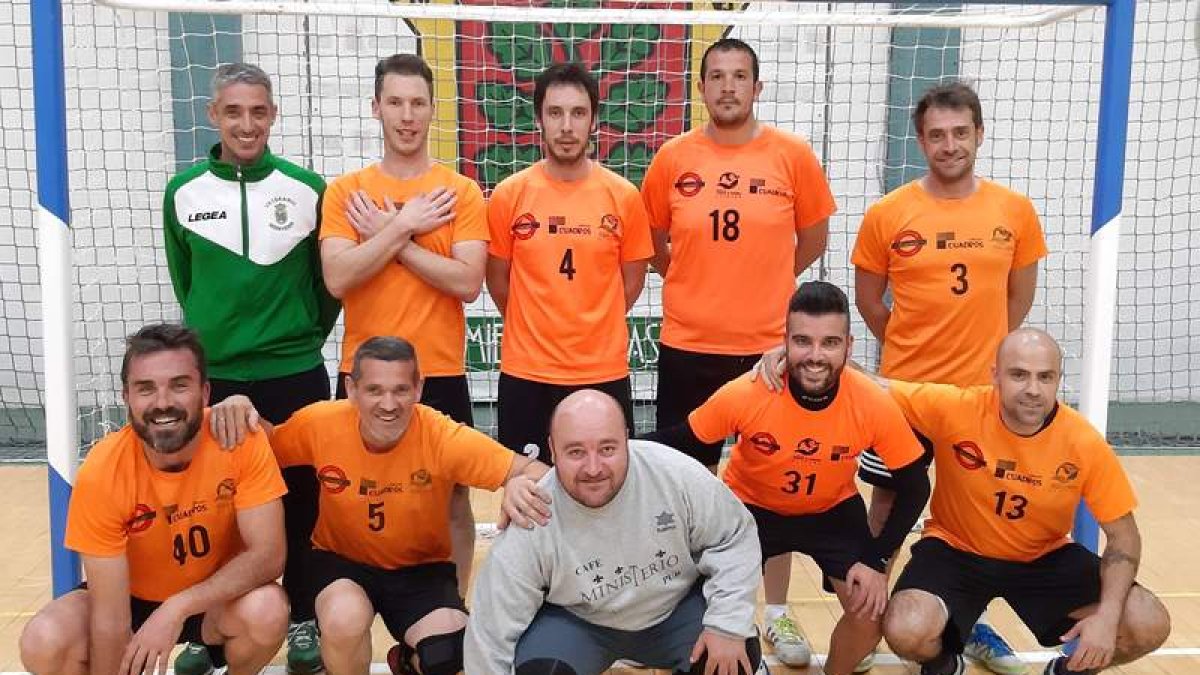 Formación del equipo del Pub Cuadros que disputa la Liga Veteranos de Astorga.