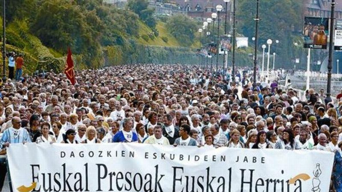 Manifestación de familiares de presos etarras reivindicando un cambio de política penitenciaria, en San Sebastián.