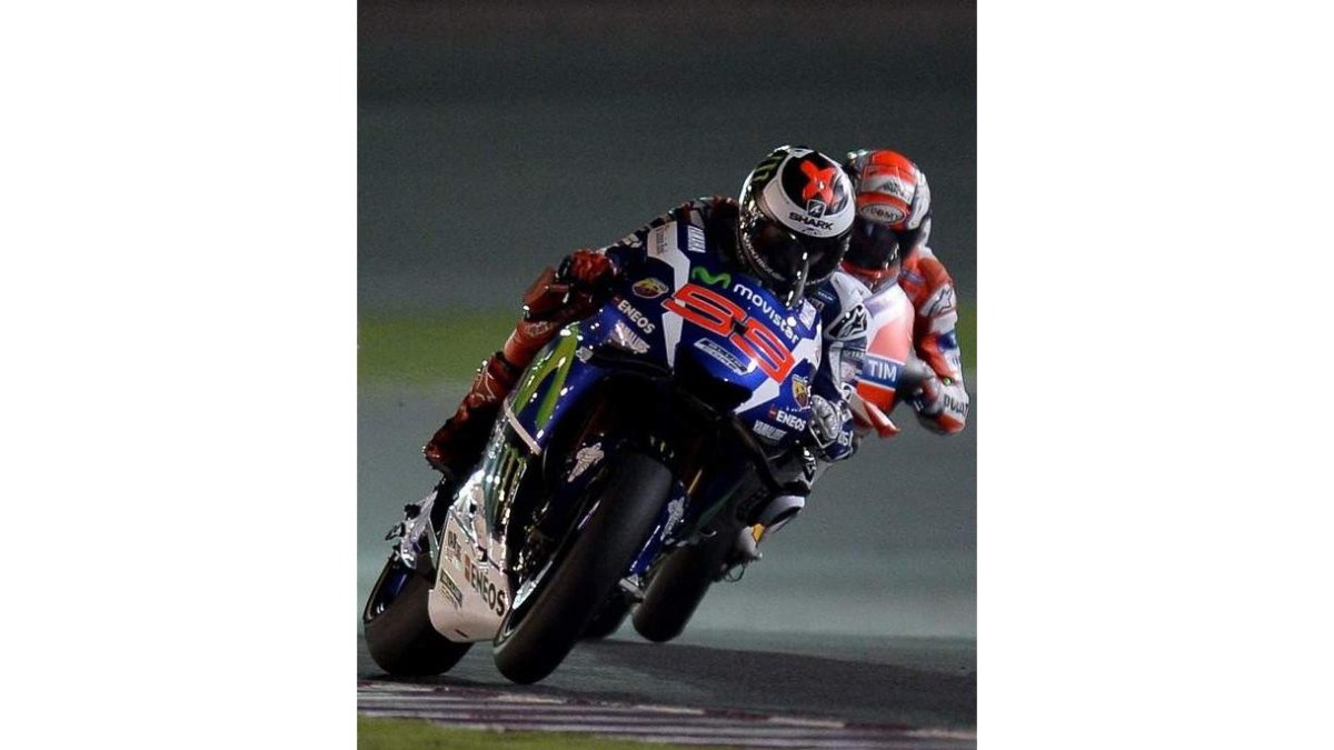 Lorenzo, por delante de Dovizioso, estrenó el Mundial con triunfo. STR