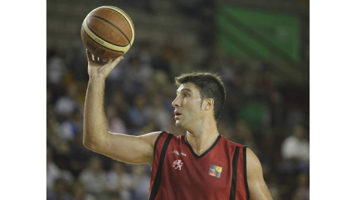 Julio González durante un partido con Baloncesto León.