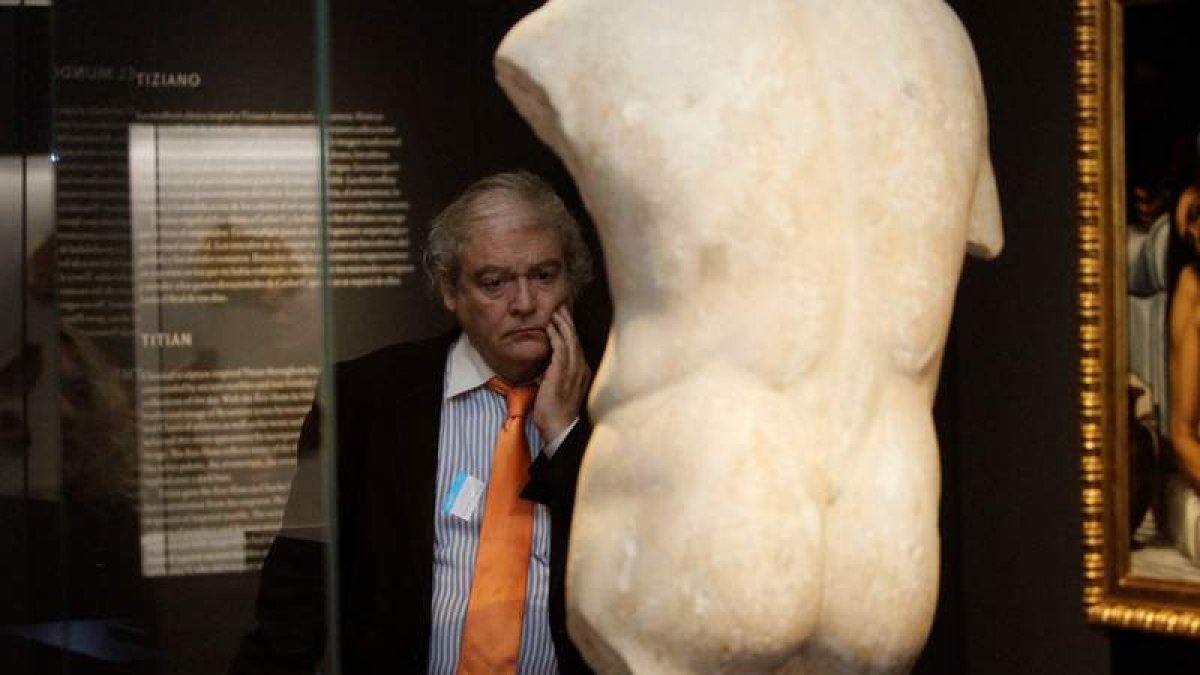 Un hombre observa una de las obras de la exposición ‘In Lapide Depictum’. VÍCTOR DE LOS REYES