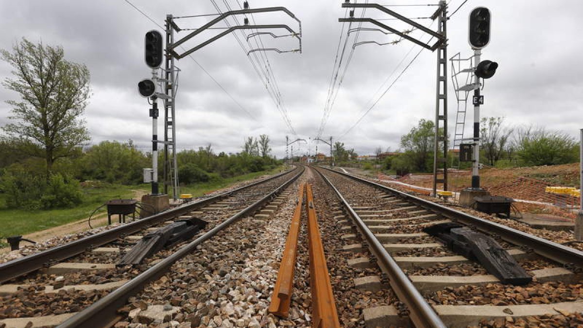 Trabajos de instalación de traviesas y canalizaciones para el agua en la vía hacia Asturias a la altura de Santibáñez del Bernesga.